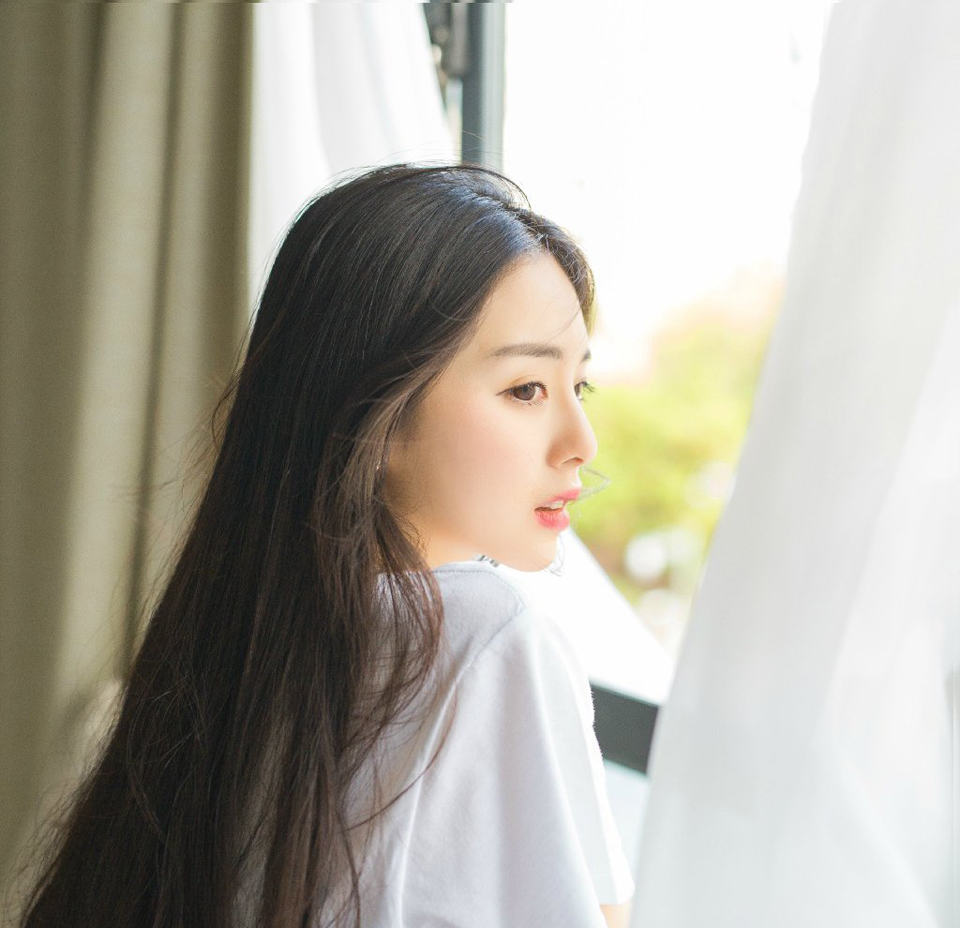 一簇簇箭雨从四面八方射过来，对方人数明明还不如陈到这边多，却偏偏让人有种四面皆敌的感受，许多战士慌乱迎敌，却根本抓不到对方的影子，只是片刻，陈到的船队便被冲的七零八落，根本无法组织起有效的反抗，只能眼睁睁看着对方不断将自己的兵马分割出去，然后一点点蚕食，却无可奈何。